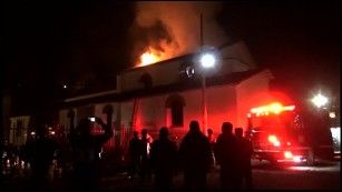 Старинная церковь сгорела в Перу Старинная церковь сгорела в Перу