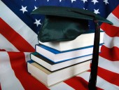 В США миллиардер пообещал студентам оплатить их долги за учебу