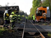 В Германии поезд столкнулся с грузовиком, более десятка пострадавших В Германии поезд столкнулся с грузовиком, более десятка пострадавших