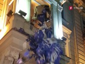 Участники протестов в Тбилиси разгромили офис правящей партии Участники протестов в Тбилиси разгромили офис правящей партии