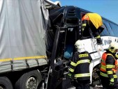Школьный автобус врезался в фуру в Чехии, 18 пострадавших Школьный автобус врезался в фуру в Чехии, 18 пострадавших