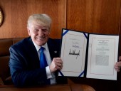 Трамп выделил около 19 млрд долларов пострадавшим от стихийных бедствий американцам Трамп выделил около 19 млрд долларов пострадавшим от стихийных бедствий американцам