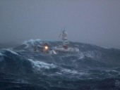 В Индонезии затонуло судно: 17 человек пропали без вести В Индонезии затонуло судно: 17 человек пропали без вести