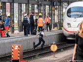 В Германии мужчина столкнул на рельсы под поезд мать с 8-летним мальчиком, ребенок погиб В Германии мужчина столкнул на рельсы под поезд мать с 8-летним мальчиком, ребенок погиб