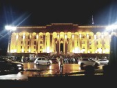 Над парламентом Грузии пролетел дрон с флагом ЛГБТ-сообщества Над парламентом Грузии пролетел дрон с флагом ЛГБТ-сообщества