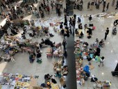 Протесты в Гонконге: флэш-моб в аэропорту продолжается третий день Протесты в Гонконге: флэш-моб в аэропорту продолжается третий день