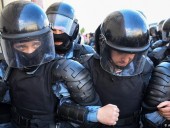 В сеть выложили видео задержания человека с инвалидностью силовиками в Москве