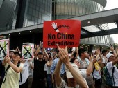 Китай обвиняет ЕС и США во вмешательстве в протесты в Гонконге Китай обвиняет ЕС и США во вмешательстве в протесты в Гонконге