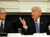 Трамп раскритиковал дизайн последних моделей IPhone Трамп раскритиковал дизайн последних моделей IPhone