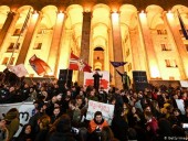Спецназ разогнал протестующих у здания парламента в Тбилиси Спецназ разогнал протестующих у здания парламента в Тбилиси