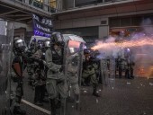 Полицейский выстрелил в участника уличных беспорядков в Гонконге Полицейский выстрелил в участника уличных беспорядков в Гонконге