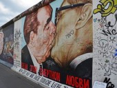 В Берлине отмечают 30-летие падения Берлинской стены В Берлине отмечают 30-летие падения Берлинской стены