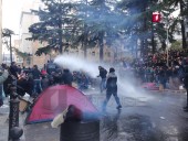 Спецназовцы начали разгон протестующих возле парламента в Грузии Спецназовцы начали разгон протестующих возле парламента в Грузии