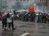 На улицах Гонконга протестующие вышли с флагами США, выражая благодарность Трампу