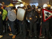 Десятки тысяч протестующих вышли на новый митинг в центре Гонконга Десятки тысяч протестующих вышли на новый митинг в центре Гонконга