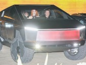 Маск проехался по Малибу на Tesla Cybertruck Маск проехался по Малибу на Tesla Cybertruck