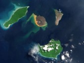 Ученые показали гигантские куски вулкана Кракатау на морском дне в Индонезии Ученые показали гигантские куски вулкана Кракатау на морском дне в Индонезии