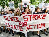 В США школьникам разрешили прогуливать уроки для участия в акциях протеста В США школьникам разрешили прогуливать уроки для участия в акциях протеста