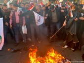 Тысячи протестующих напали на посольство США в Ираке Тысячи протестующих напали на посольство США в Ираке
