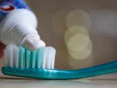 Чистка зубов не менее трех раз в сутки на 10% снижает риск сердечных заболеваний - ученые Чистка зубов не менее трех раз в сутки на 10% снижает риск сердечных заболеваний - ученые