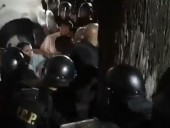 В Гватемале бывших президента и вице-президента забросали яйцами в знак протеста В Гватемале бывших президента и вице-президента забросали яйцами в знак протеста