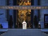 Папа римский прочитал молитву о завершении пандемии коронавируса на пустой площади Ватикана