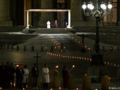 Папа Франциск совершил Крестный ход на пустой площади в Ватикане