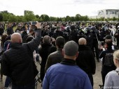 В Германии радикалы используют протесты против карантина в своих целях В Германии радикалы используют протесты против карантина в своих целях