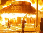 В городах США начались беспорядки после смерти афроамериканца, задержанного полицией В городах США начались беспорядки после смерти афроамериканца, задержанного полицией