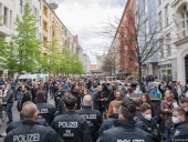 В Берлине более тысячи человек вышли на первомайскую манифестацию В Берлине более тысячи человек вышли на первомайскую манифестацию