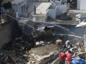 Авиакатастрофа Pakistan Airlines: два человека из 98 на борту смогли выжить при падении Авиакатастрофа Pakistan Airlines: два человека из 98 на борту смогли выжить при падении