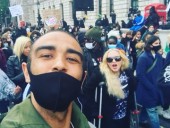 Мадонна пришла на марш памяти Флойда в Лондоне на костылях Мадонна пришла на марш памяти Флойда в Лондоне на костылях