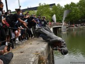 В Британии участники антирасистских протестов сбросили в воду памятник В Британии участники антирасистских протестов сбросили в воду памятник
