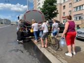 Из-за вероятного загрязнения воды - 750 тысячам жителей Минска запретили пить воду, в городе очереди к цистернам Из-за вероятного загрязнения воды - 750 тысячам жителей Минска запретили пить воду, в городе очереди к цистернам