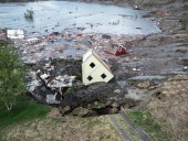 В Норвегии оползень отнес в море восемь домов и собаку В Норвегии оползень отнес в море восемь домов и собаку