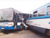 В Чехии поезд въехал в пассажирский автобус: десяток пострадавших В Чехии поезд въехал в пассажирский автобус: десяток пострадавших