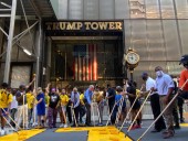 Антирасистские протесты: мэр Нью-Йорка помог написать Black Lives Matter у небоскреба Трампа Антирасистские протесты: мэр Нью-Йорка помог написать Black Lives Matter у небоскреба Трампа