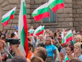 В Болгарии митингующие забросали фальшивыми банкнотами резиденцию премьер-министра В Болгарии митингующие забросали фальшивыми банкнотами резиденцию премьер-министра