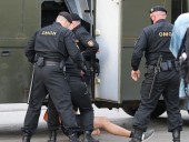 Выборы в Беларуси: у здания ЦИК в Минске задержали людей, пришедших с жалобами Выборы в Беларуси: у здания ЦИК в Минске задержали людей, пришедших с жалобами