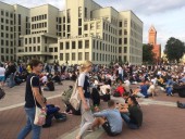 У Дома правительства Беларуси собралась толпа, в центр Минска стягивают военную технику У Дома правительства Беларуси собралась толпа, в центр Минска стягивают военную технику