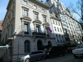 Российское консульство в Нью-Йорке заявило, что неизвестный мужчина ряд дней забрасывает камнями авто дипломатов Российское консульство в Нью-Йорке заявило, что неизвестный мужчина ряд дней забрасывает камнями авто дипломатов