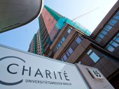 Навального доставили в берлинскую клинику Charite, его состояние стабильное Навального доставили в берлинскую клинику Charite, его состояние стабильное