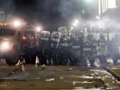 Антирасистские протесты в США: губернатор Висконсина ввел чрезвычайное положение в штате из-за протестов в Кеноше Антирасистские протесты в США: губернатор Висконсина ввел чрезвычайное положение в штате из-за протестов в Кеноше