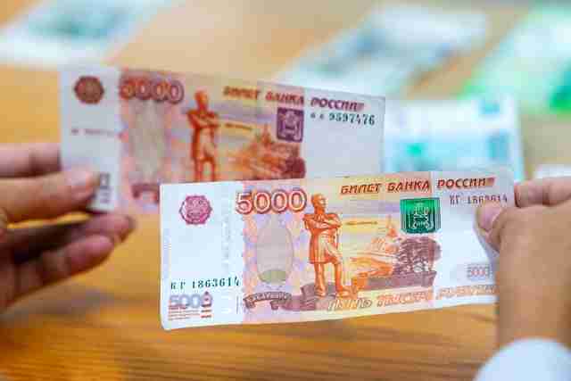Признаки по которым можно заметить фальшивые 5000 рублей Признаки по которым можно заметить фальшивые 5000 рублей