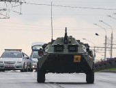Протесты в Беларуси: под Минском заметили машины с колючей проволокой Протесты в Беларуси: под Минском заметили машины с колючей проволокой