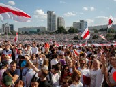Лукашенко объяснил, почему ходил с оружием по улице во время протестов Лукашенко объяснил, почему ходил с оружием по улице во время протестов