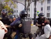 В Хабаровске разогнали акцию на поддержку Сергея Фургала В Хабаровске разогнали акцию на поддержку Сергея Фургала