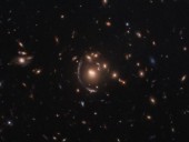 Hubble пошпионил за галактикой через космическую линзу Hubble пошпионил за галактикой через космическую линзу