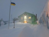 Станцию Академик Вернадский замело снегом в конце антарктической весны