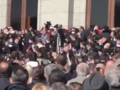 В центре Еревана стычки между полицией и противниками решения по Карабаху, есть задержанные В центре Еревана стычки между полицией и противниками решения по Карабаху, есть задержанные